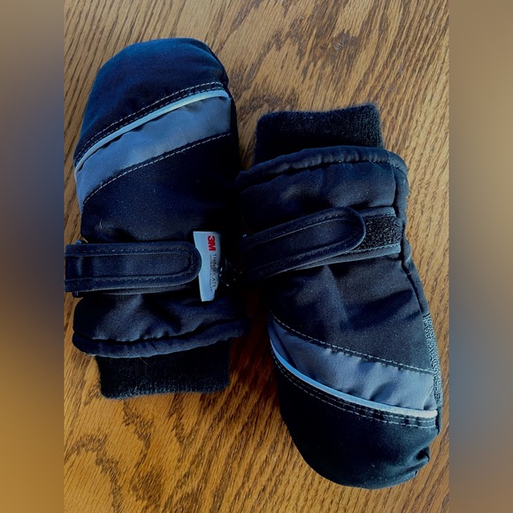 Toddlers size 3 jacket & mitts - Picture 6 of 8